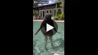 ellietheempress Juicy ass in pool